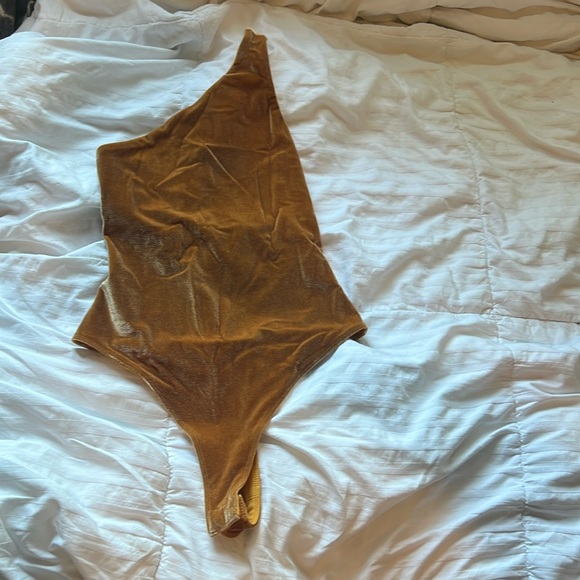 Fabletics yellow/mustard one shoulder bodysuit - Picture 3 of 8